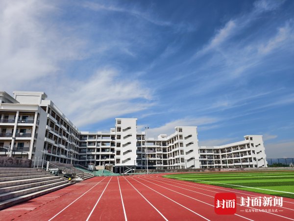 上阳网配资 泸州“清凉”迎开学！多所新学校投用  6944台空调已安装到位