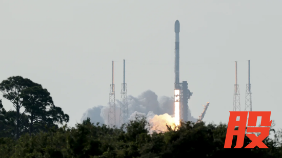 佛罗里达州卡纳维拉尔角太空军基地，2026 年 6 月 12 日，SpaceX 猎鹰 9 号火箭从 40 号航天发射工位升空。当日 SpaceX 正式登陆纳斯达克，发行价每股 135 美元，创下史上规模最大 IPO 纪录。